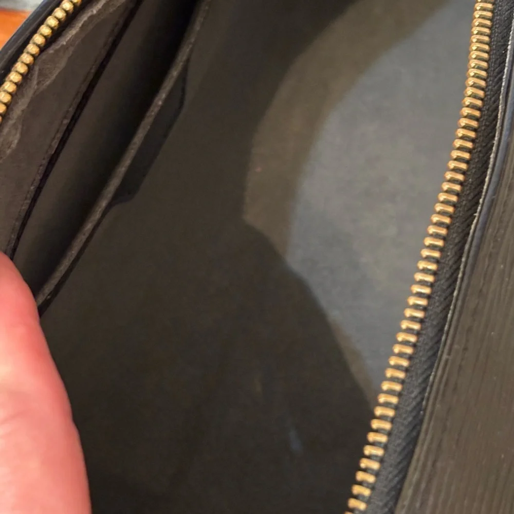 LOUIS VUITTON EPI SOUFFLOT BLACK LEATHER BARREL STYLE BAG